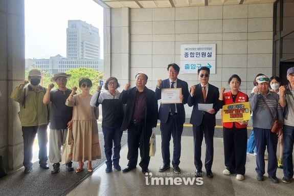 서울 서초동 법원삼거리 앞에서 테라-루나 가상자산 등 금융사기 피해자 기자회견