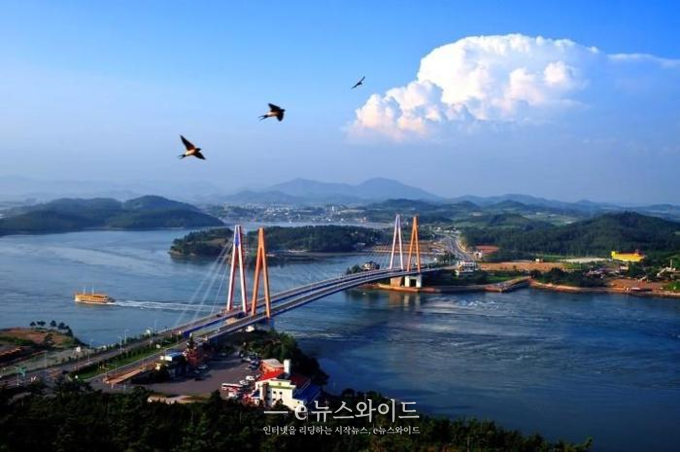 울돌목(명량대전 격전지로 교과서에서 비정한 지역)이 있는 진도대교