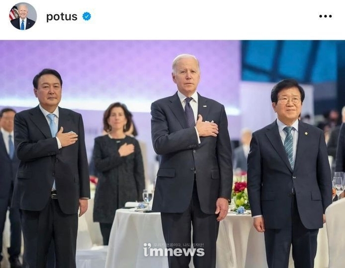 남의나라 국기에 경례하는 윤석열 대통령