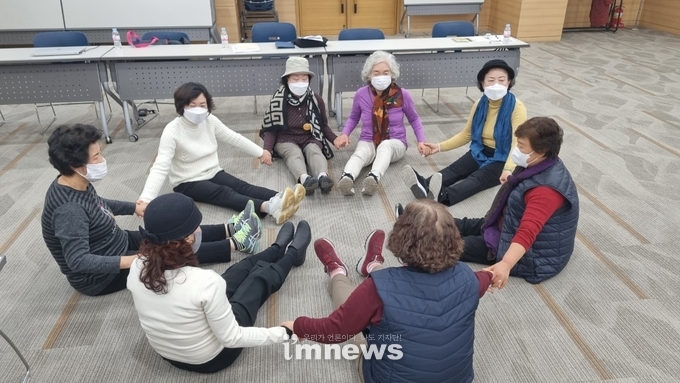 지난 1기 행복학교 수업 중 ‘관계 돈독하게 하기’ 참여 주민들의 모습