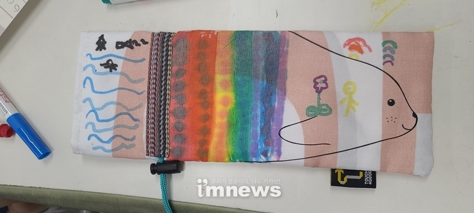 멸종위기 동물 파우치를 제작한 모습