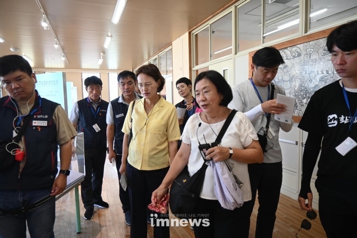 원전&nbsp; 핵사고 지역을 둘려보고 있는 강은미 의원이&nbsp;7월30일 후쿠시마 미나미정 초등학교 방문, 지진과 쓰나미로 인한 피해가 그대로 남아있다.&nbsp;