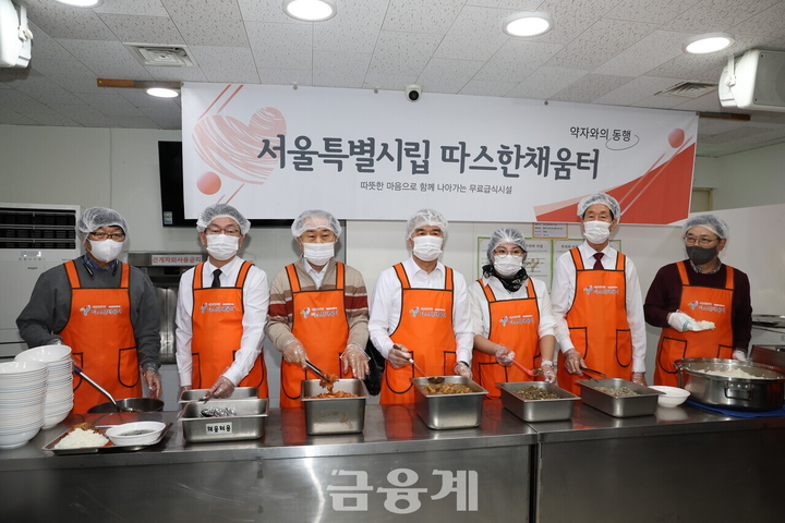  김용호 서울시의회 의원(왼쪽세번째)이 2일 오전11시 서울시 용산구 한강대로 서울시립 따스한채움터 에서 2024 신년 첫 일정으로 새해를 맞아 ‘현장속으로 시민곁으로’ 찾아가는 서울특별시의회를 실천하는 노숙인 급식 시설현장을 방문하여 급식봉사를 하고있다.2024.01.02.<br>
출처 : 금융계(//www.fn1966.com)