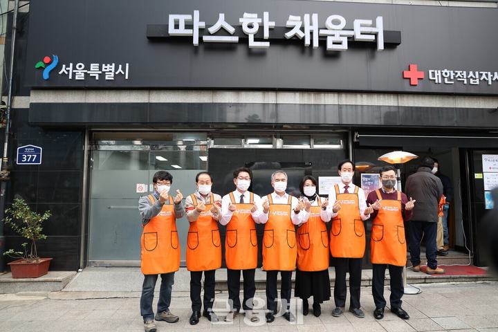  김용호 서울시의회 의원(왼쪽두번째)이 2일 오전11시 서울시 용산구 한강대로 서울시립 따스한채움터 에서 2024 신년 첫 일정으로 새해를 맞아 ‘현장속으로 시민곁으로’ 찾아가는 서울특별시의회를 실천하는 노숙인 급식 시설현장을 방문하여 급식봉사를 마치고 기념촬영을 하고 있다.2024.01.02.<br>
출처 : 금융계(//www.fn1966.com)
