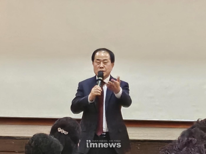 ‘으랏차차 출생장려 국민댄조 서울시 캠페인’에서 축사하고 있는 김용호 시의원