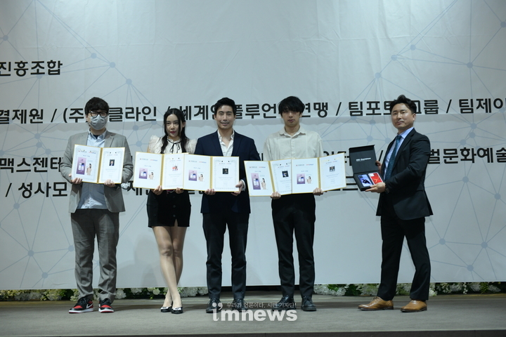좌로부터 이동섭국기원장 대리수상자 제이미, 국제인플루언서연맹 대표 김은지, 우크라이나용병 유튜버 이근대위, 유튜버 몬사장(김지용),에게 제니스타솔루션 그룹 김건환 회장이 이들을 시상하고 있다