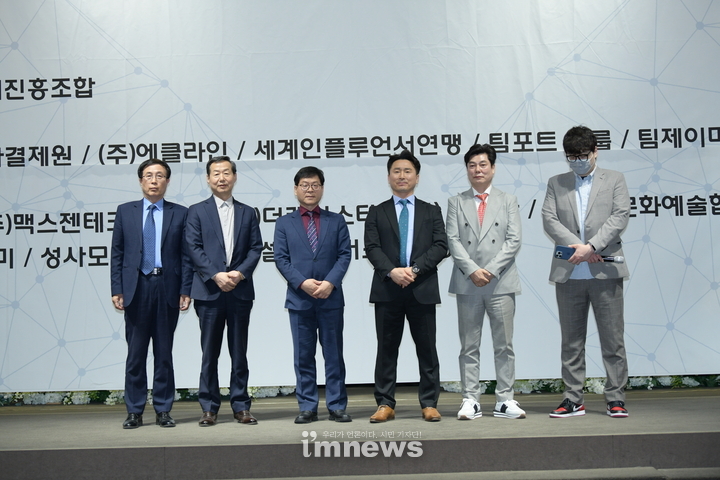 제니스타 그룹의 계열사 대표들과 함께 (좌로부터 제니스타솔루션 서정암 이사,허밍글로벌 김용길 대표, 한국전자결제원 김효순 대표, 제니스타그룹 김건환 회장, 베럴에너지 노광철 대표, 더케이스타 제이미 대표) 대표 발언에 이어 포즈를 취하고 있다.
