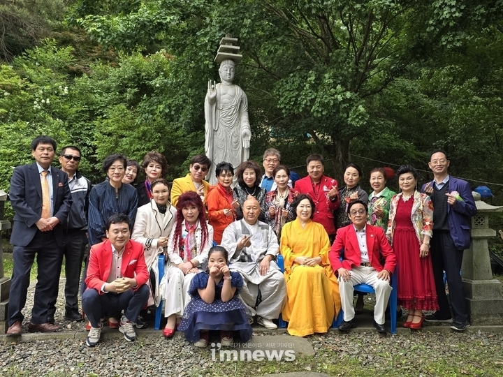 산사의 작은 음악회 관계자들과 함께 ...
