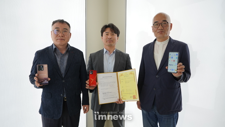 일본 사업 진출을 위한 일본 특허권 이양과 일본 독점 사업 협약식에 서명하고 난 후, 관계자 기념 촬영