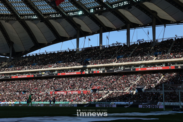 2024 시즌 FC서울의 홈 경기장인 서울월드컵경기장에 많은 축구팬들이 모였다. (출처: 한국프로축구연맹)