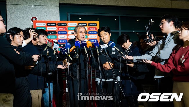 지난 2024년 아시안컵에서 졸전을 거듭하고 여러 문제를 야기한 채 대표팀이 귀국한 인천공항에서 정몽규 회장은 찾을 수 없었다. 클린스만과 선수들만 그 비난의 카메라 세례를 받았다. (출처: OSEN)