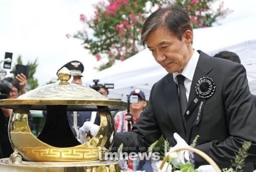 조국 전 조국혁신당 대표가 18일 서울 국립서울현충원 김대중 전 대통령 묘역을 찾아 참배를 하고 있다. 공동취재사진