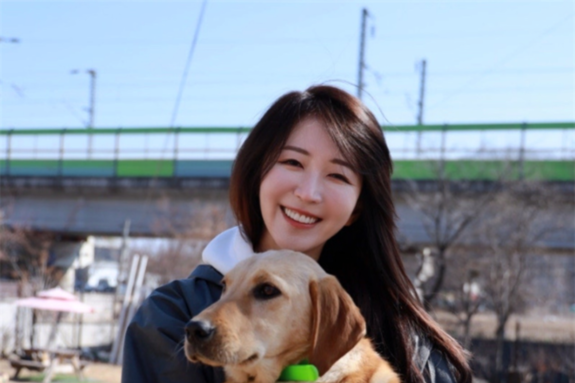 한국경제TV 온인주 앵커, 한파 속 국제민속영화제와 함께하는 유기견 보호소 봉사활동 참여